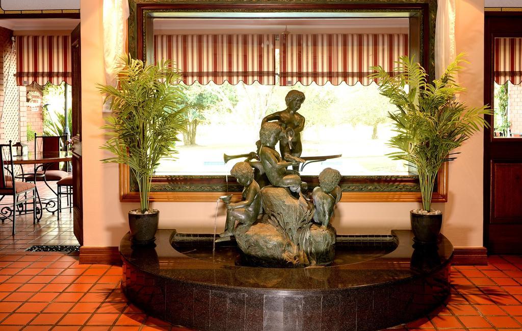 The Woodpecker Inn Pretoria-Noord Extérieur photo